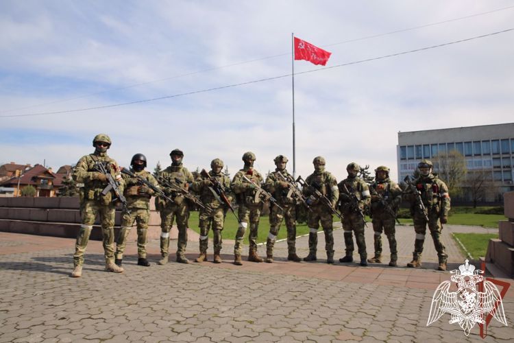俄国民卫队队员在赫尔松市升起胜利的军旗