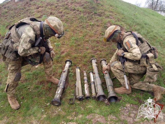 俄国民卫队参加特军动的侦察兵发现乌特种作战部队的大型武器和弹药仓库