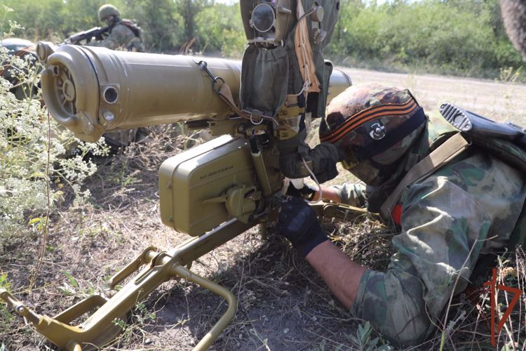 俄国民卫队队员在卢甘斯克共和国完成消灭敌人的兵力兵器的任务