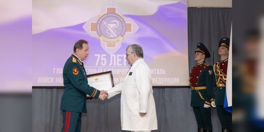 维克托尔·佐洛托夫大将授予国民卫队中央医院俄总统荣誉状