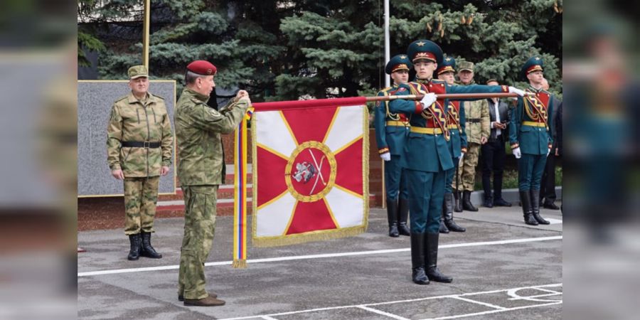 俄国民卫队总局总局长维克托尔·佐洛托夫大将授予国民卫队南部大警区部 队朱可夫勋章