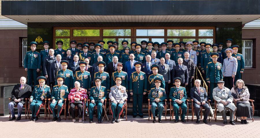 俄国民卫队总局总局长维克托尔·佐洛托夫大将祝贺伟大卫国大战的老兵
